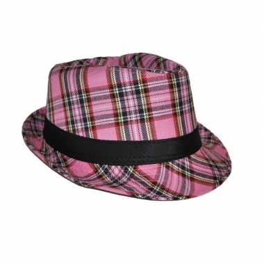 Al Capone hoed Schotse ruit roze